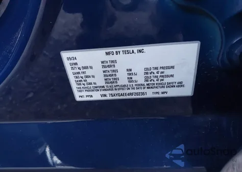 2024 Tesla Model Y Long Range Dual Motor All-Wheel Drive z USA, uszkodzony, nr VIN 7SAYGAEE4RF202351